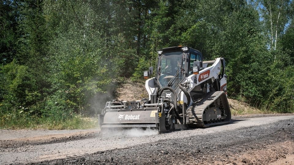 Mini carregadora Bobcat com o acessrio de fresagem
