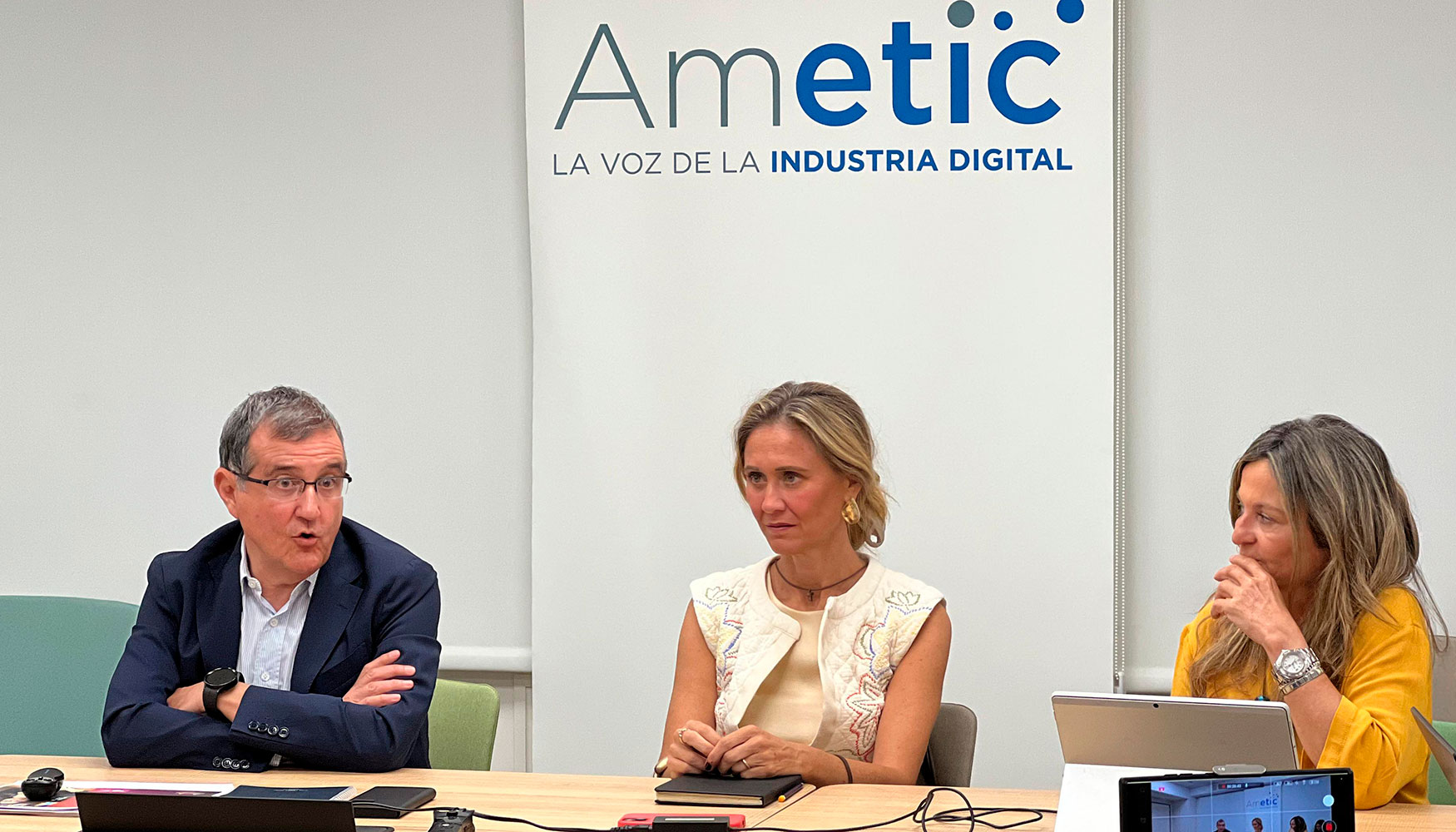 Francisco Hortigela, presidente de AMETIC; Pilar Roch, directora general de AMETIC y Matilde Carln...