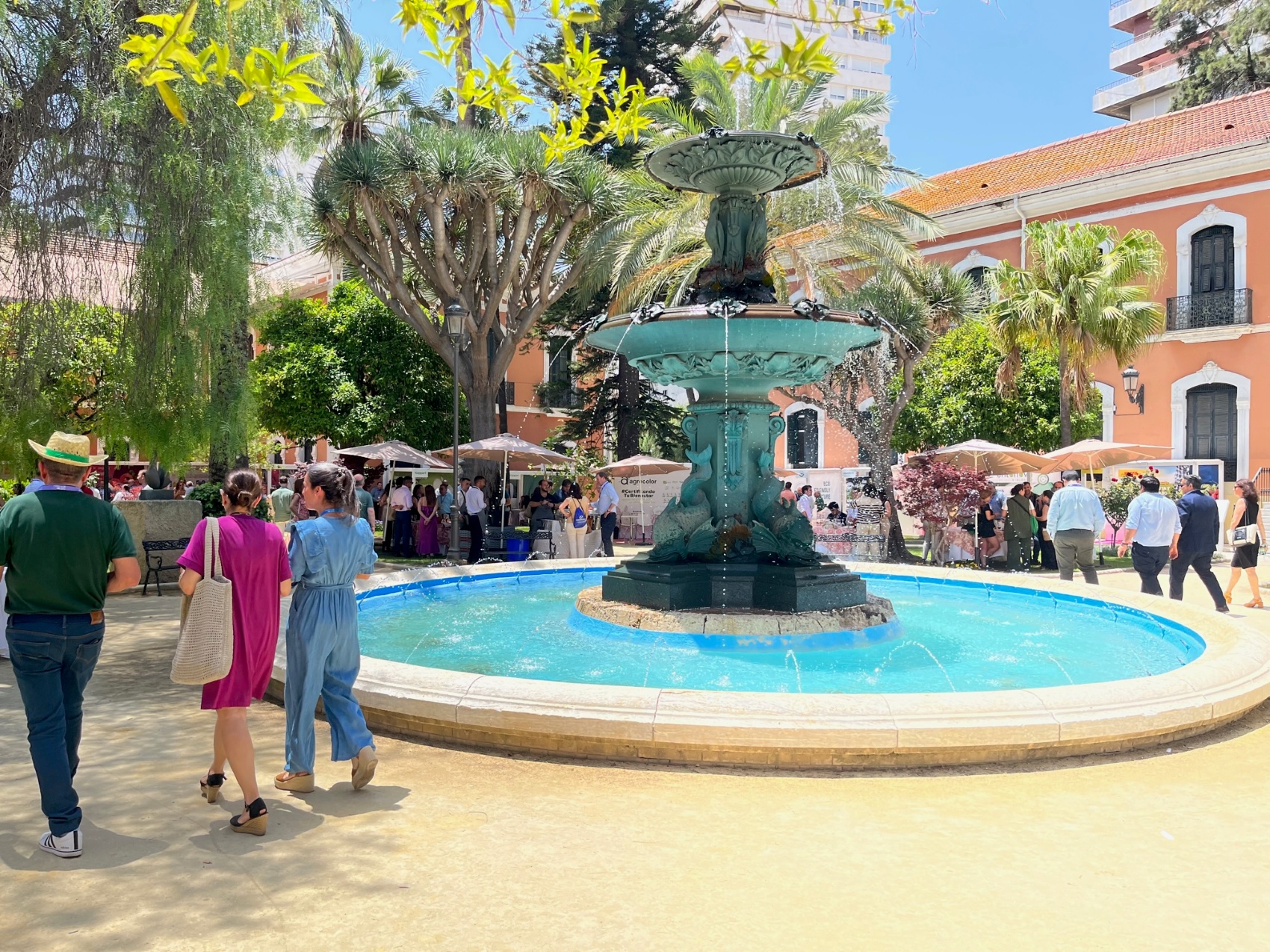 Los jardines de la Casa de Col�n albergaron los stands de las empresas participantes en el congreso