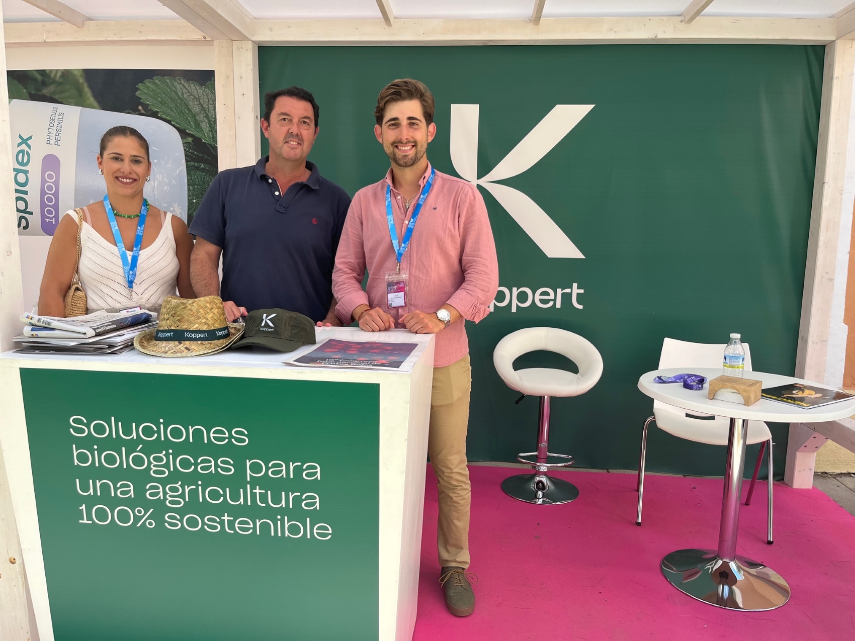 El equipo de Koppert en su stand en el congreso; en el centro, Gonzalo Garc�a, director comercial de Koppert en Andaluc�a Occidental...