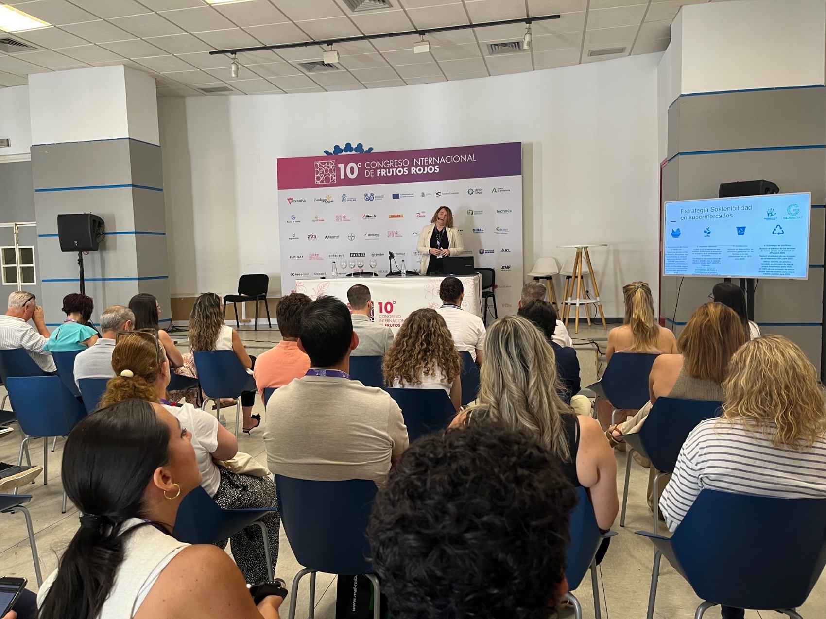 Ana Mar�a Robles, directora de Certificaci�n de Sistema de Gesti�n y Sostenibilidad de Agrocolor, durante su presentaci�n...