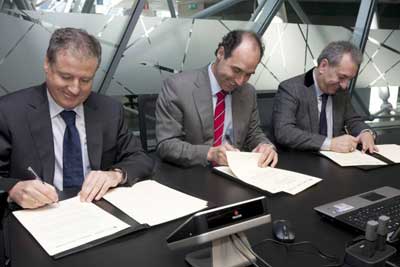 Ignacio Diego, Eduardo Arasti y Pablo Gmez durante la firma del protocolo de actuacin