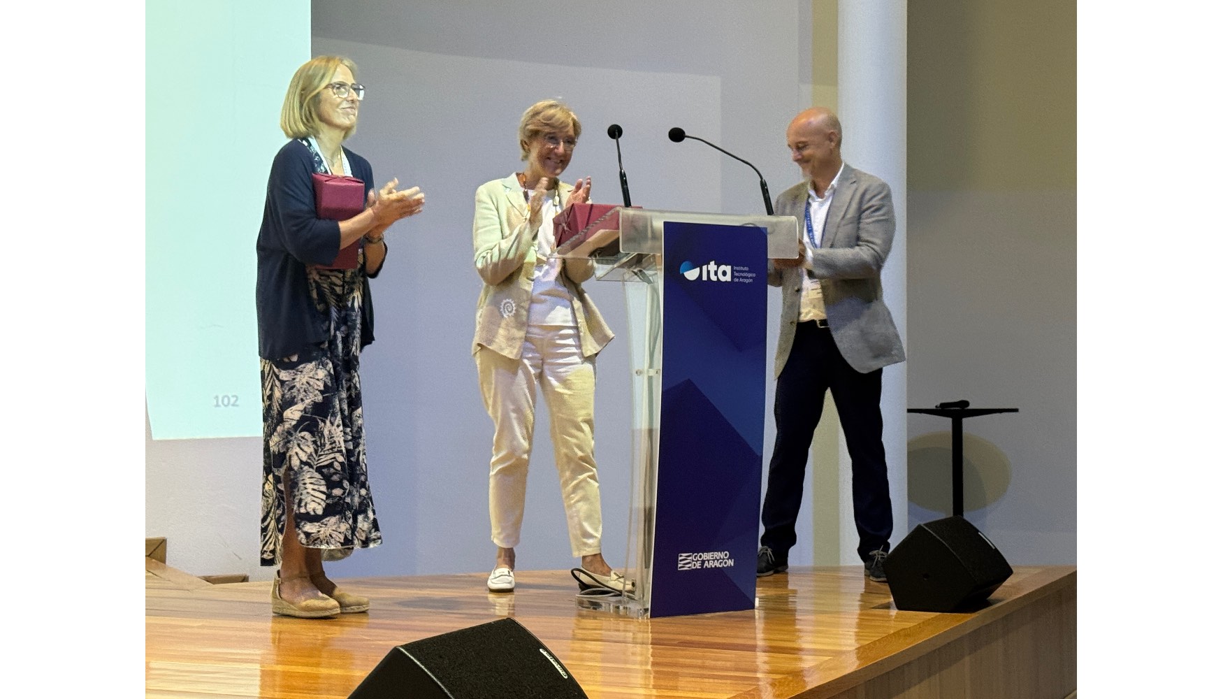 Homenaje a Carmen Bravo y Carmen del Ro, quienes dejarn Anmopyc en los prximos meses