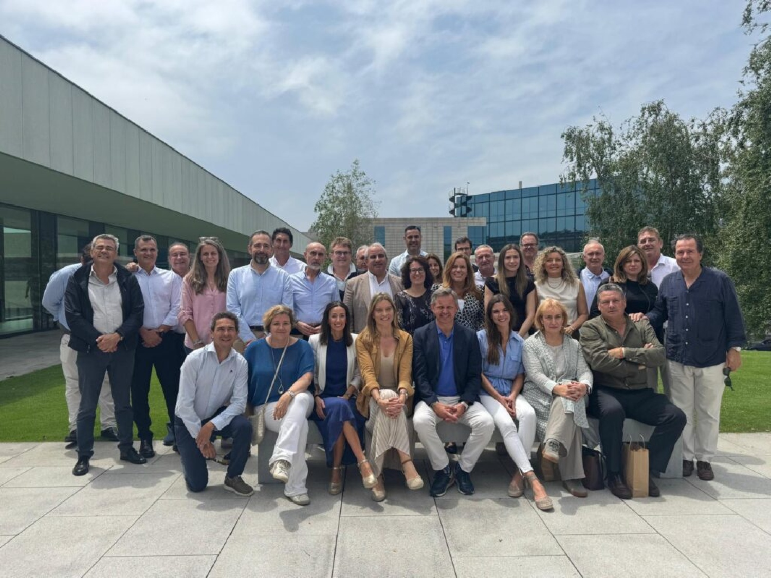 Imagen del equipo de Mercasa, con su presidente a la cabeza, Jos� Mi�ones, durante su visita a las instalaciones de Inditex...