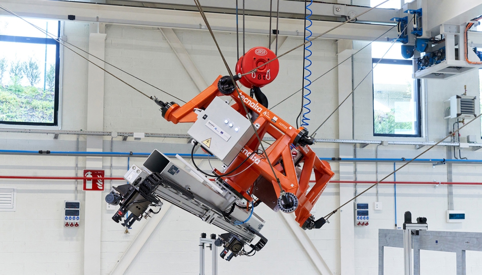 Ilustracin 3. Detalle de la plataforma mvil con los armarios elctricos auxiliares y la garra reconfigurable...