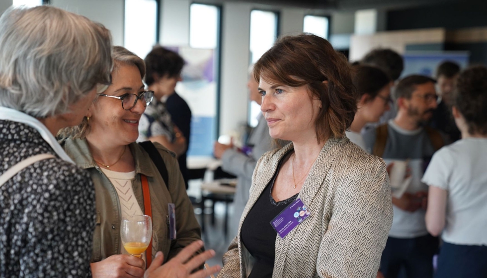 C�cile Challier (en el centro de la imagen), directora de Ciencias Bioterap�uticas, Innovaci�n y Alianzas de Ceva Salud Animal...