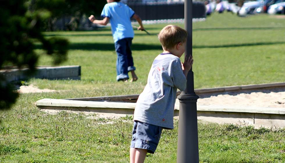 En los parques, los ni�os interact�an con naturalidad con los puntos de luz. El contacto directo deber�a ser siempre seguro, incluso descalzos...