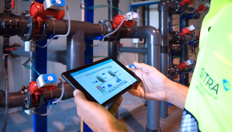 Operario comprobando estado de las instalaciones con la herramienta WIM