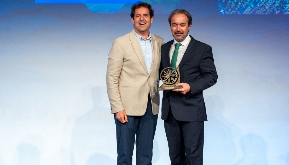 Javier Basterrechea Serrano-Conde, Product Manager de Toshiba-HVAC, entregó el premio a la Empresa Instaladora del Año que recogió David Muñoz... Javier Basterrechea Serrano-Conde, Product Manager de Toshiba-HVAC, entregó el premio a la Empresa Instaladora del Año que recogió David Muñoz...