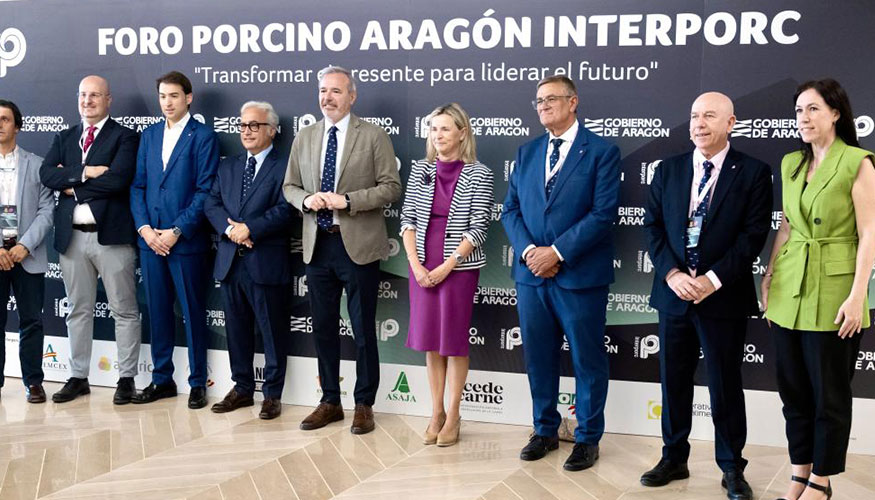 Foto de familia de los participantes en el foro Interporc �Transformar el presente para liderar el futuro�