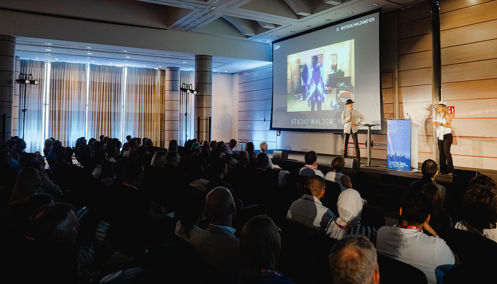 Los innovadores proyectos lum�nicos de Studio Waldemeyer inauguraron la primera jornada de EE25 en Valencia. Foto: IALD...