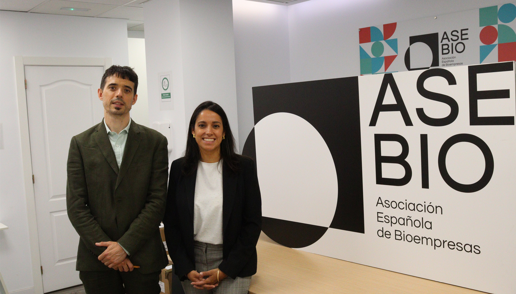 Ion Arocena, director general de AseBio, y Pilar Gil, Co-CEO de Deeplabs
