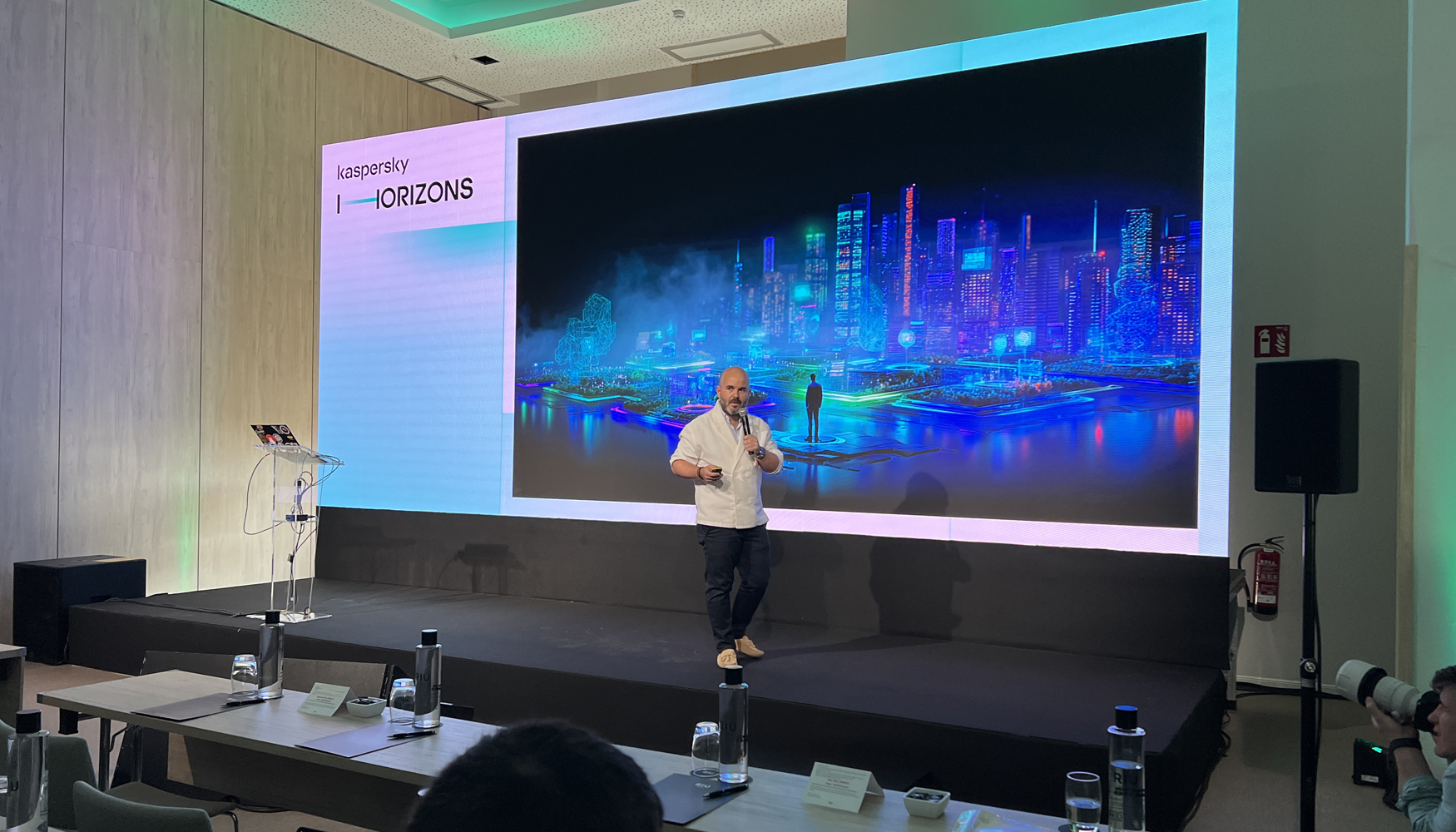 �scar Suela, director general de Kaspersky Iberia, durante la apertura del evento