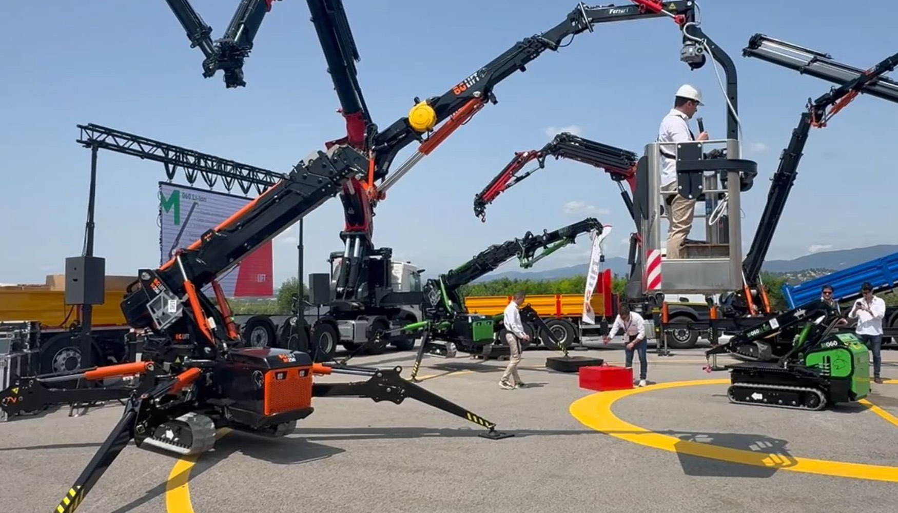 Maniobra con la BG LIFT M250 equipada con cesta portapersonas