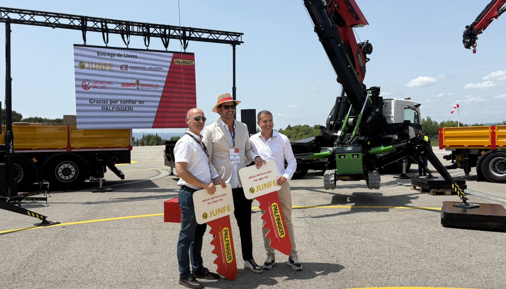 La jornada tambien sirvi para hacer la entrega oficial de varias gras a clientes de Catalua