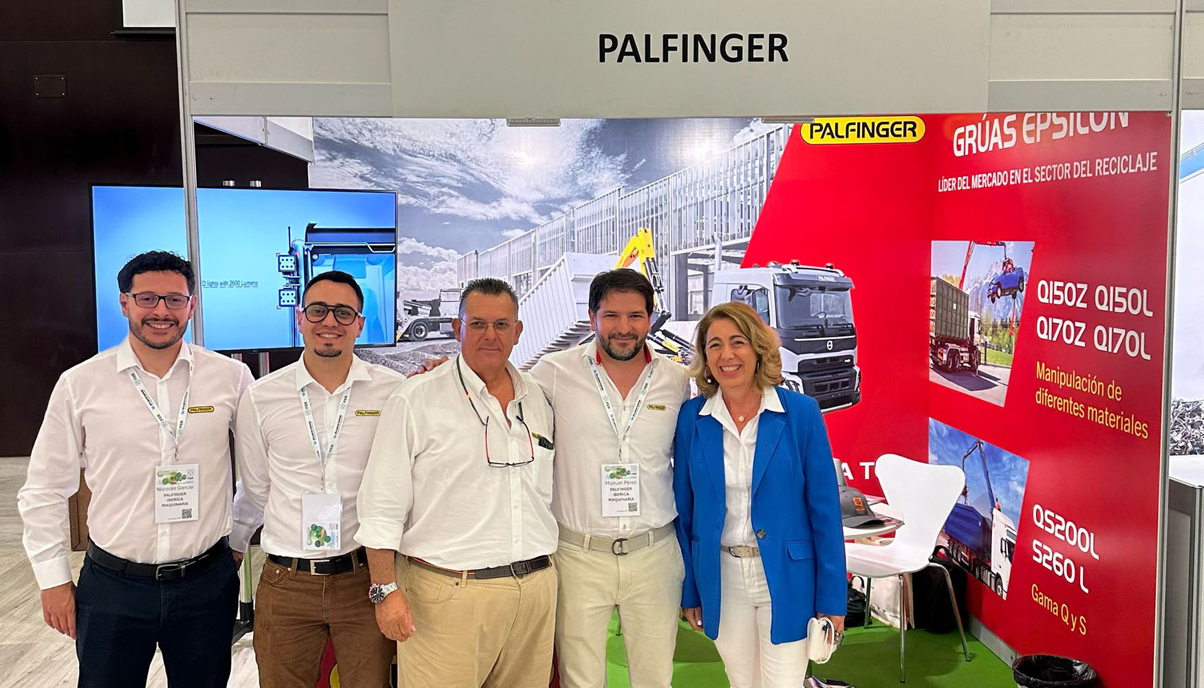 Alicia Garca-Franco, directora general de FER, posa con parte del equipo de Palfinger desplazado a Puna Umbra, Huelva...