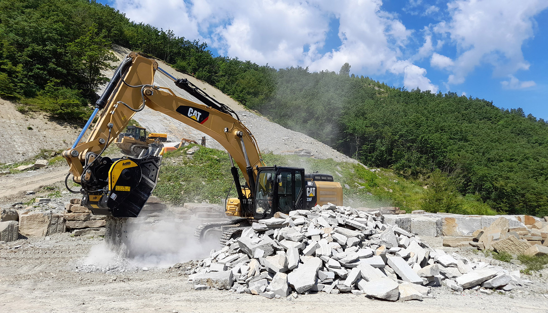 Una cuchara BF120.4 de MB Crusher trabajando junto a una excavadora Cat 336 F