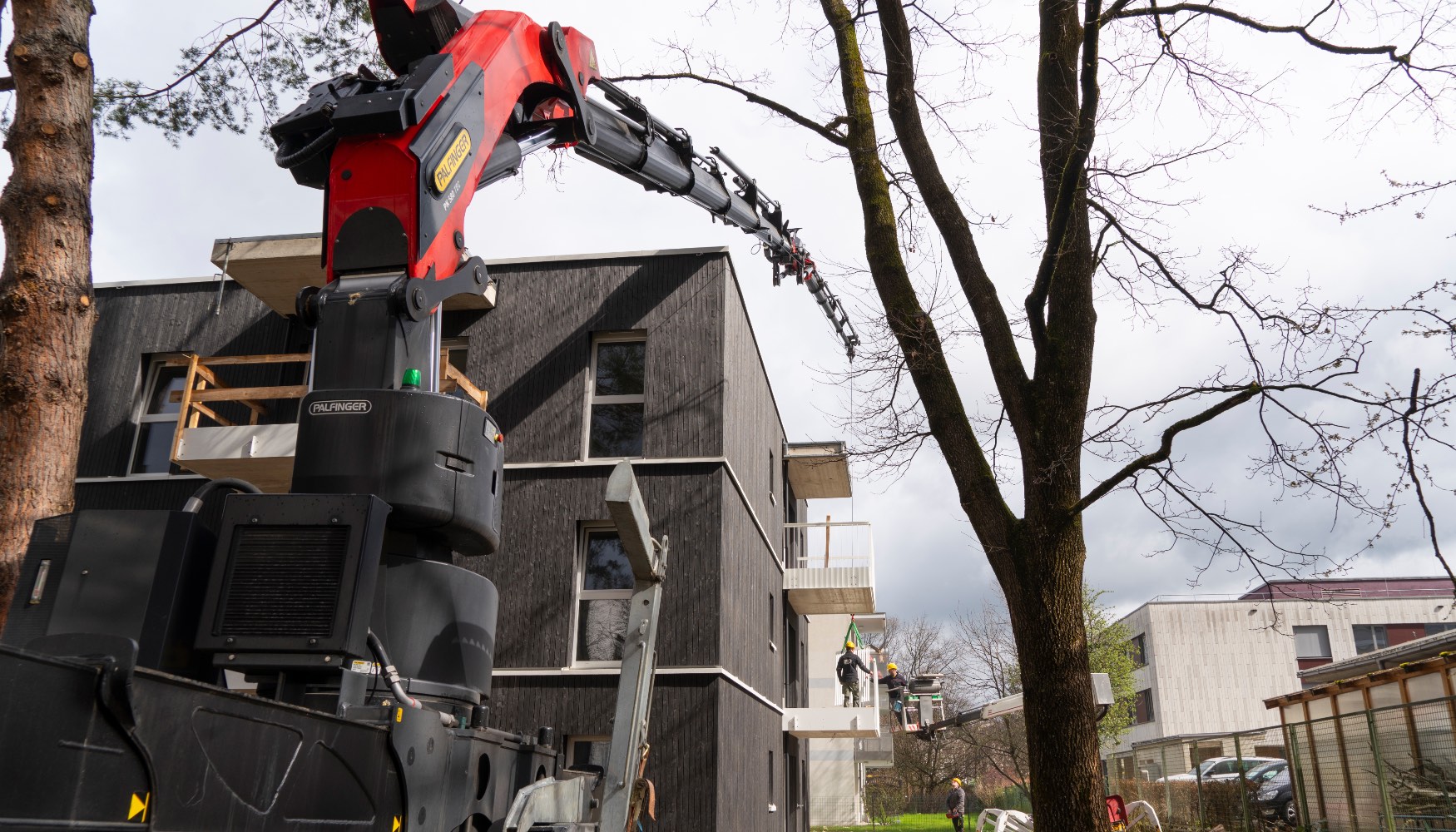 Montaje con gra de barandillas de hasta 220 kg en la fachada trasera de un edificio residencial en construccin