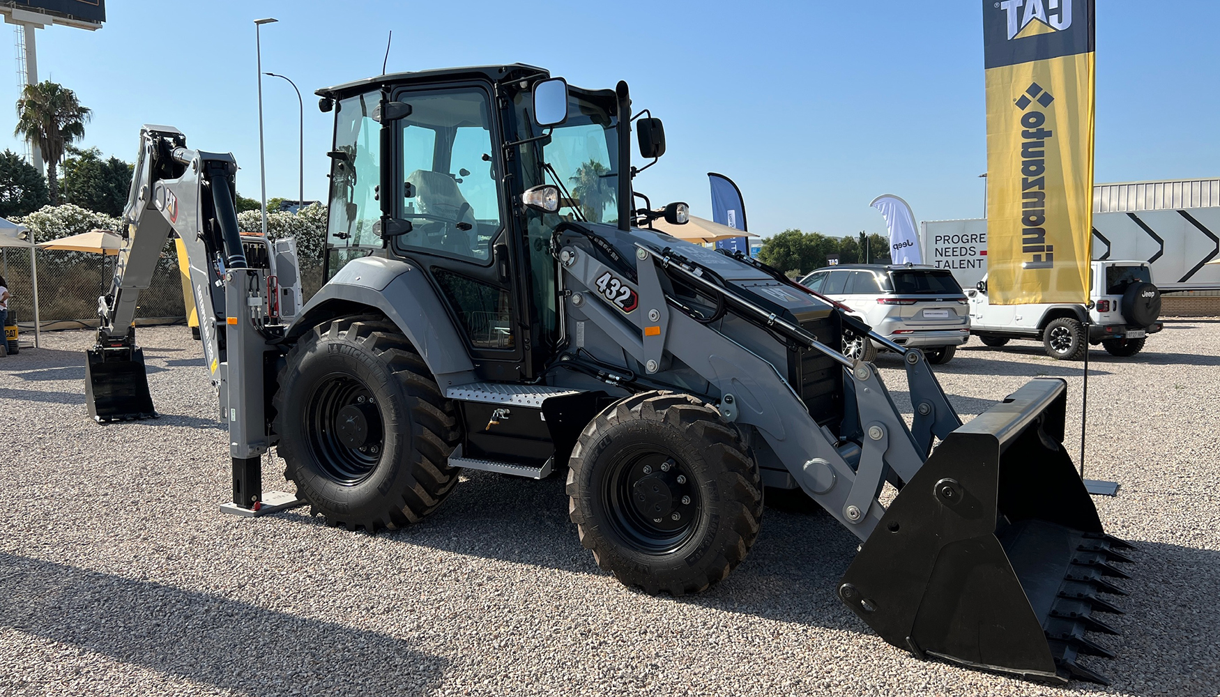 Retrocargadora Cat 432 con el color especial conmemorativo del centenario de Caterpillar