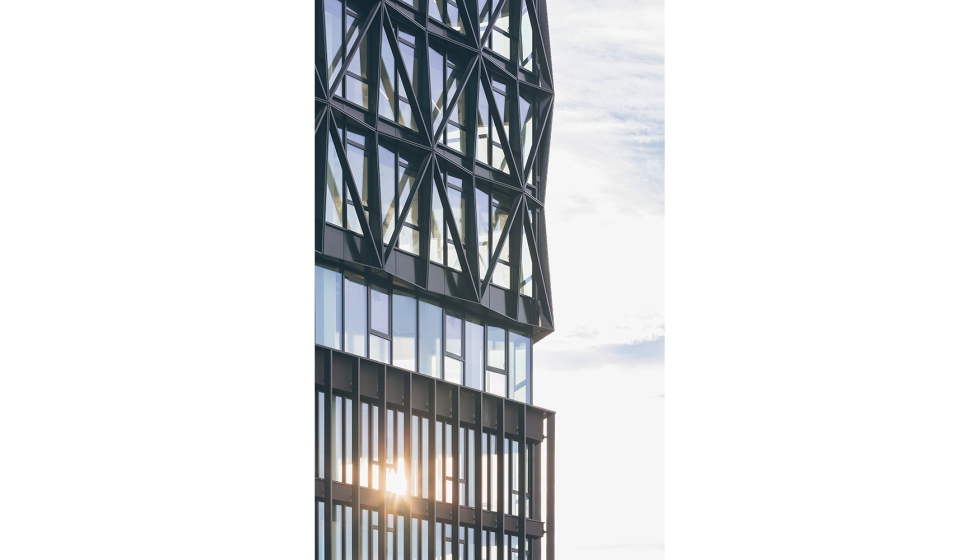 La fachada enmarcada, que comprende desde el cuarto hasta el octavo piso, est� basada en el sistema de ventanas Wicline 65 evo hoja oculta de Wicona...