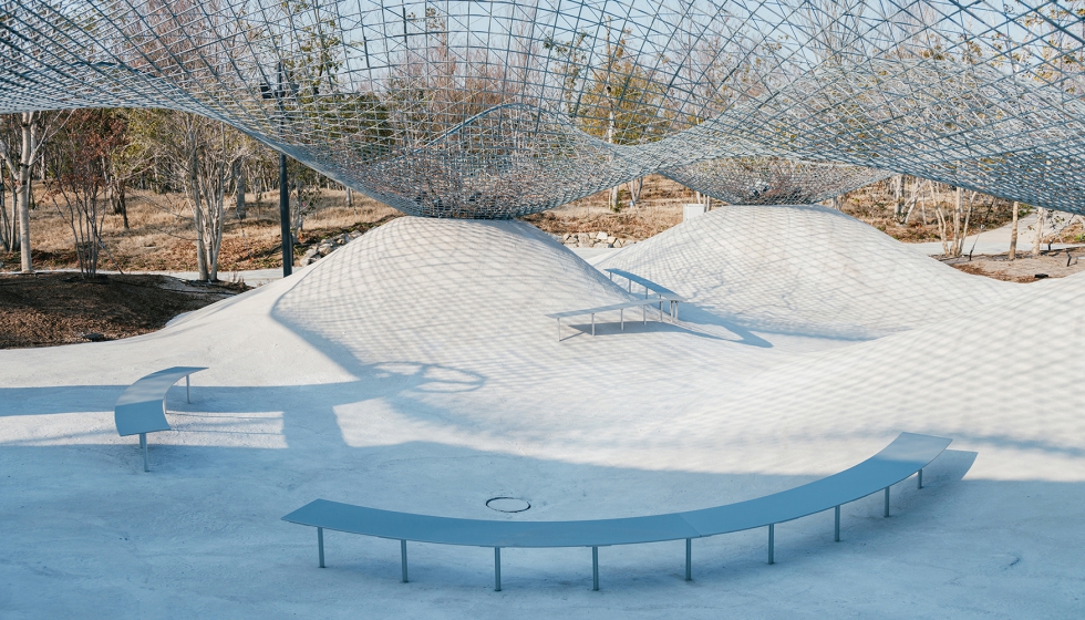 Imagen de la zona de descanso en la Exposici�n Universal de Osaka (Jap�n) con el revestimiento Mortex. Foto: Yosuke Ohtake...