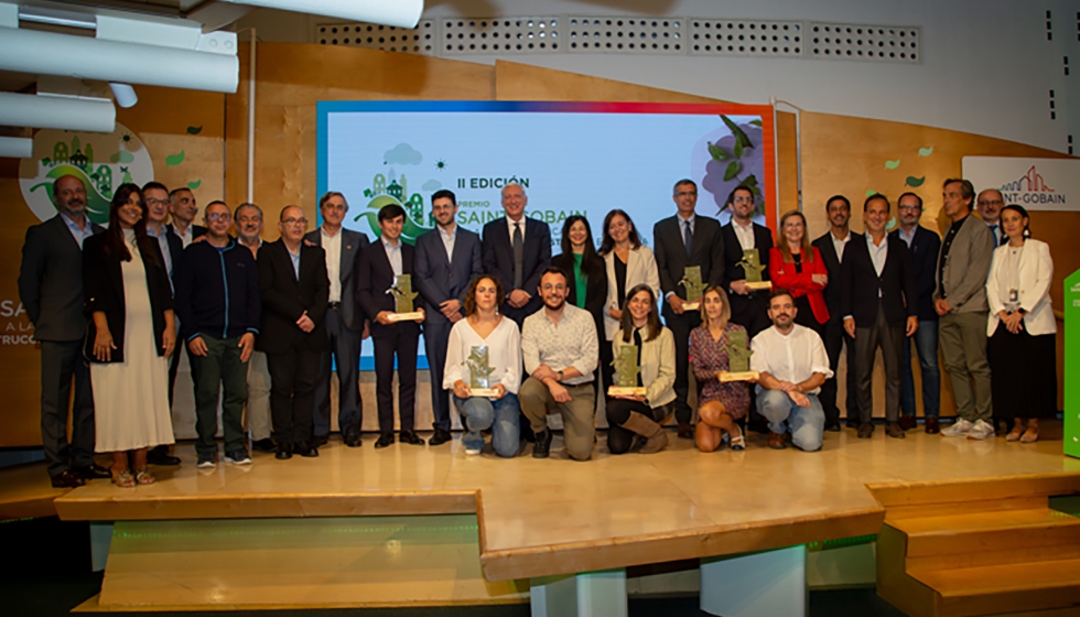 Foto de familia de los ganadores de la pasada edici�n de Premios a las Mejores Pr�cticas de Construcci�n Sostenible de Saint-Gobain...
