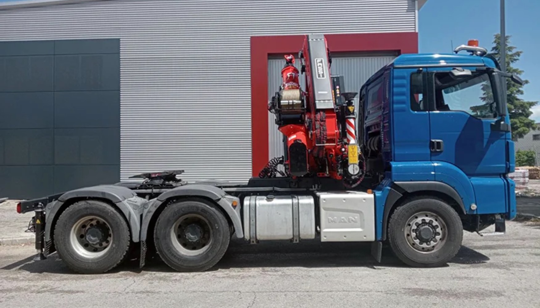 La gr�a disfruta de sistema de doble biela y 6 prolongas hidr�ulicas