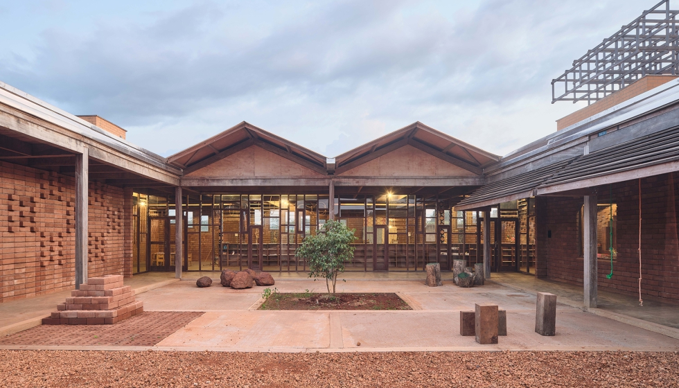 El centro educativo se construye alrededor de un patio central, desde el cual se organizan los distintos ecosistemas. Foto: Adri� Goula...