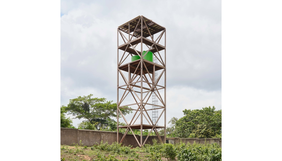 La torre de agua, que habitualmente es de hormig�n...