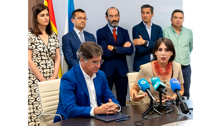 El vicepresidente de Fegaes, Julio Bazarra y la conselleira de Econom�a e Industria, Mar�a Jes�s Lorenzana, durante la firma del acuerdo...