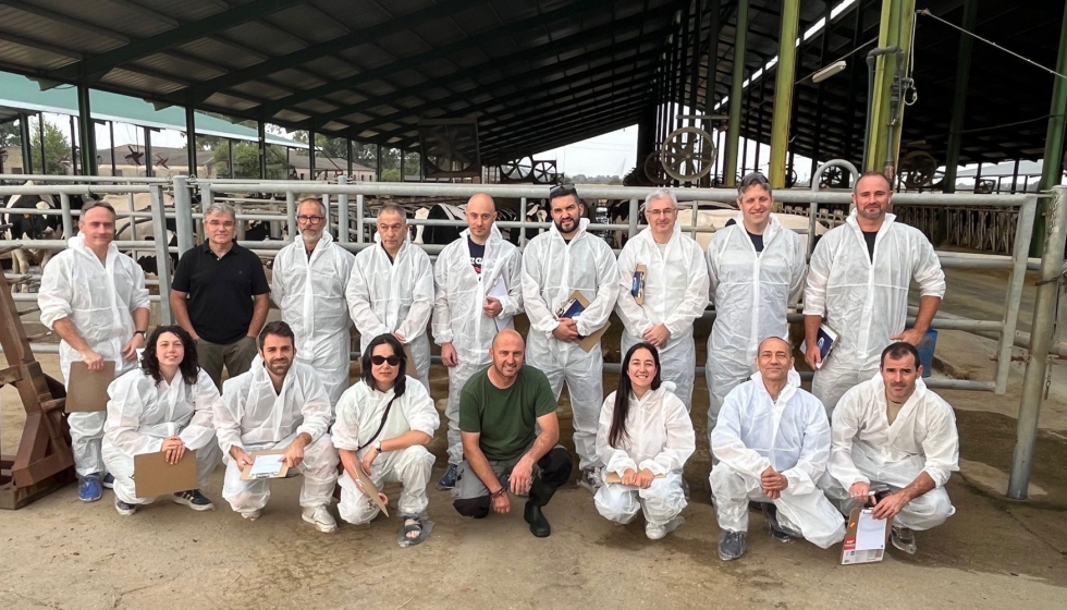 Foto de familia de los participantes en el Curso Universitario en consultora reproductiva en granjas de vacuno de leche...
