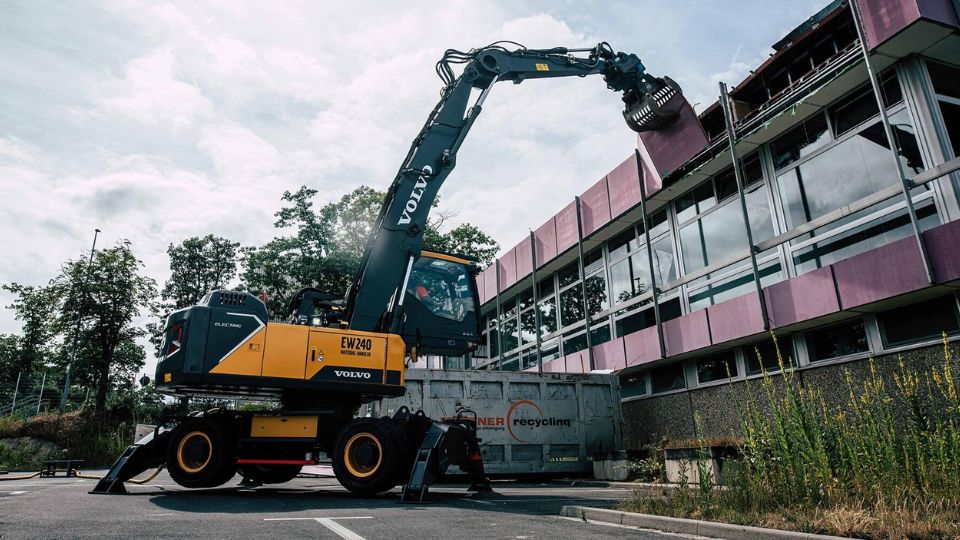 Foto de Projeto de construo modelo: concluda a primeira demolio do mundo totalmente eltrica