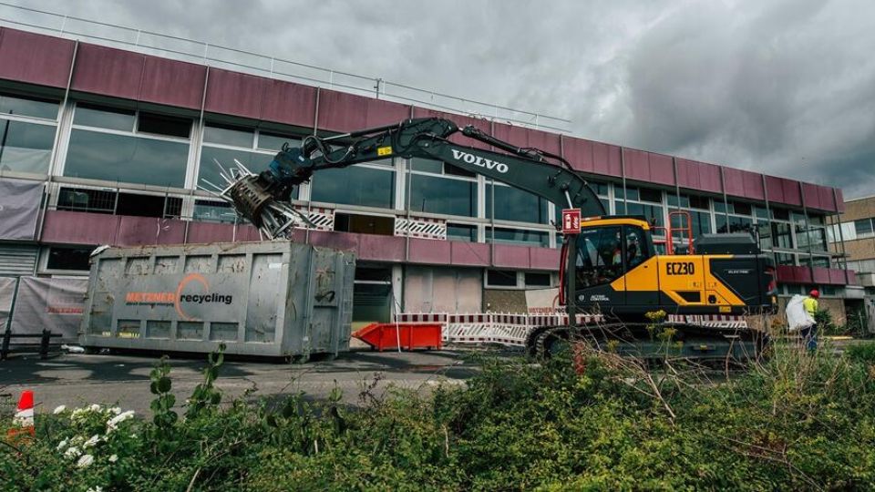 A escavadora eltrica sobre rastos EC230 a separar materiais no local