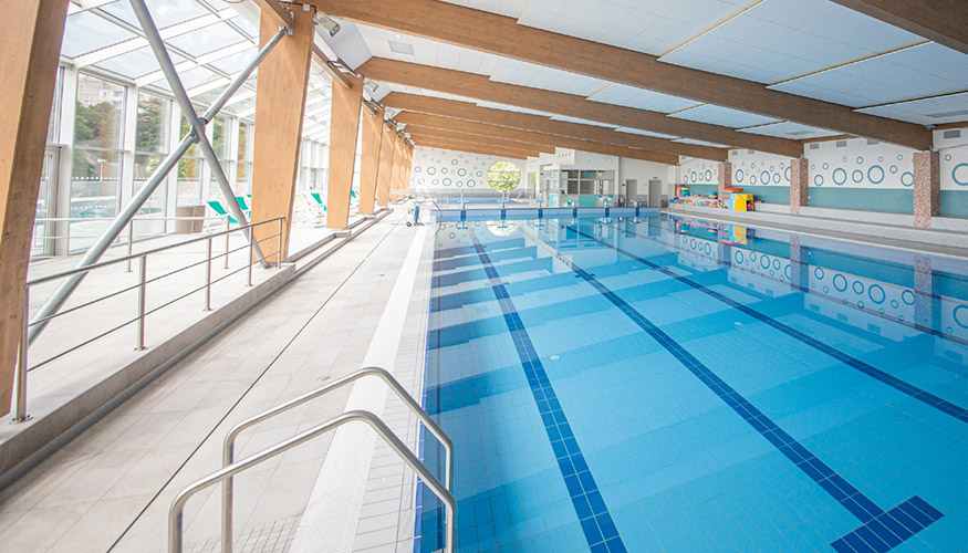 Un sistema de drenaje eficaz es fundamental para garantizar la seguridad en piscinas y espacios similares, como spas o zonas termales...