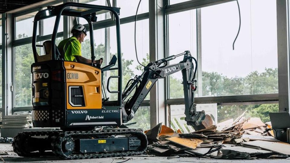 A escavadora compacta eltrica Volvo ECR18 eviscerou o prdio por dentro
