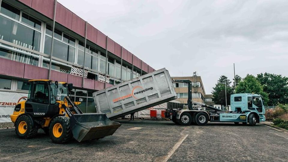 A carregadora de rodas eltrica Volvo L20, juntamente com o camio eltrico Volvo FE 6x2 com gancho de elevao...