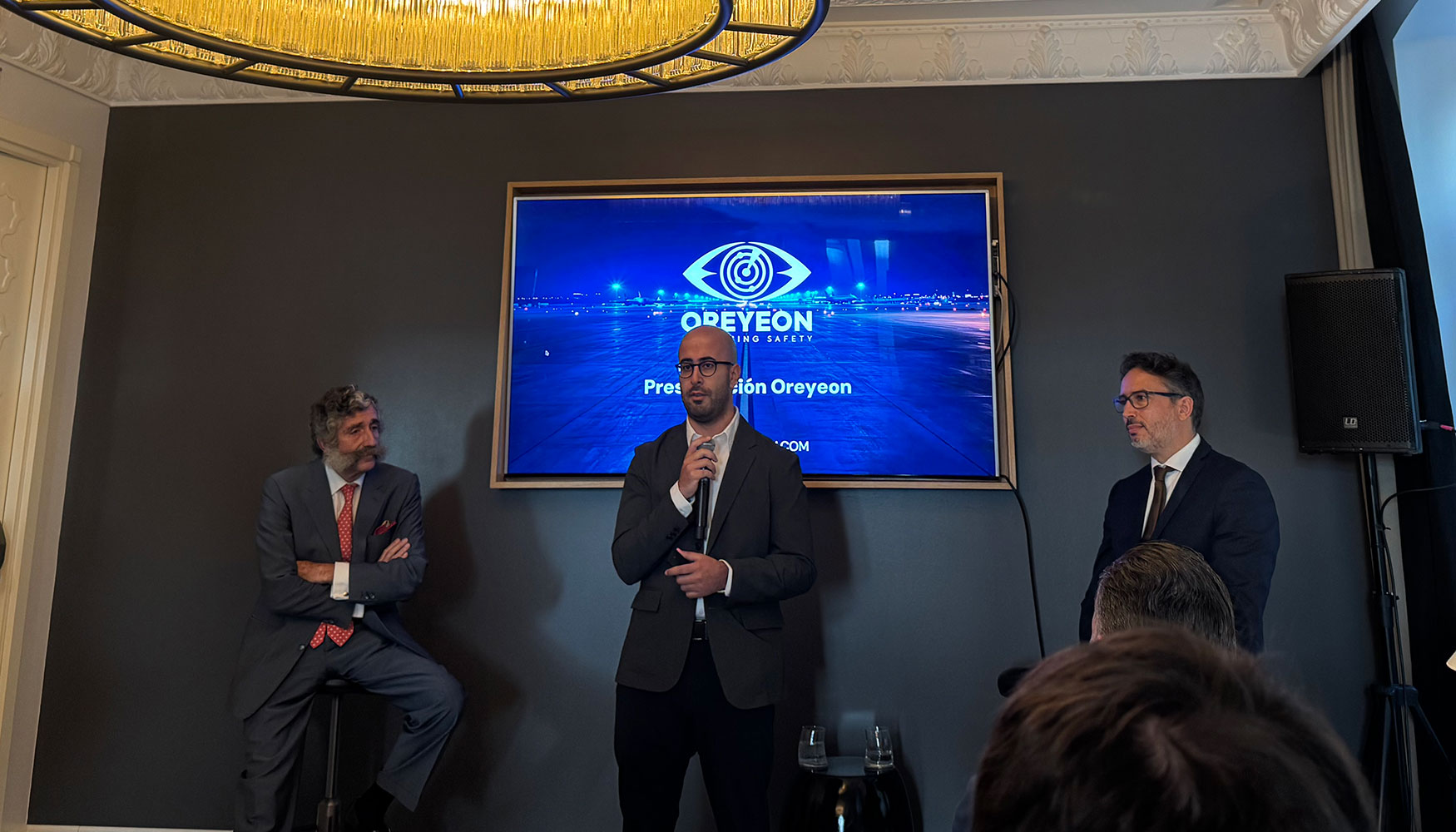 Ziad Jreijiri, CEO y cofundador de Oreyeon, en un momento de su presentaci�n, junto a Jorge Montes del Pino...