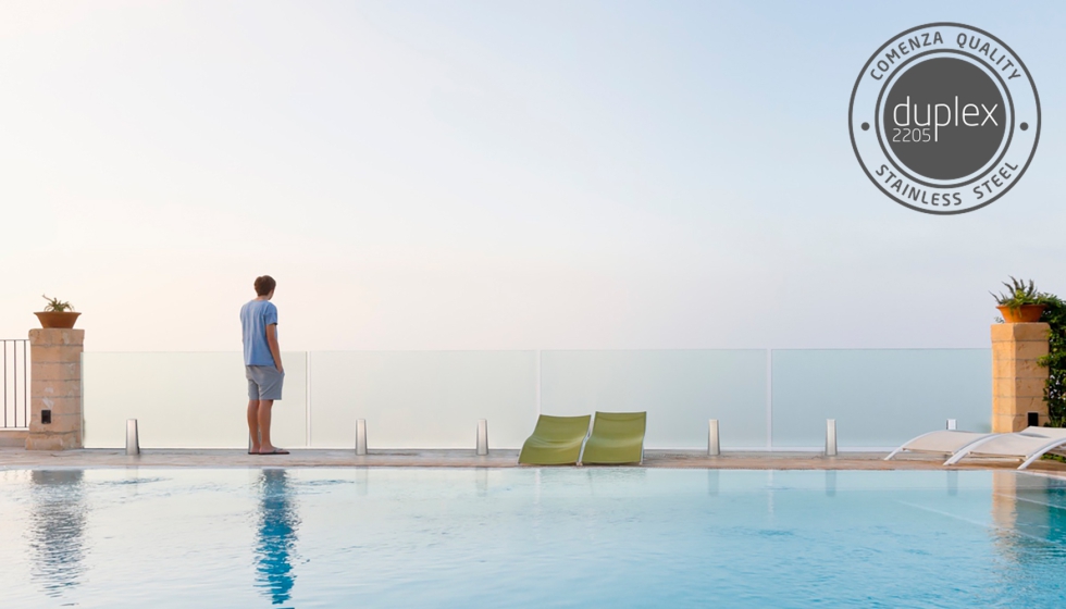 Las pinzas GlassFit CC-800 Duplex, de Comenza, son idneas para barandillas de vidrio en zonas de piscina