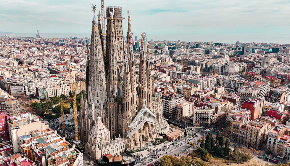 La Sagrada Familia, obra inacabada que se est� construyendo bajo los preceptos de Gaud�, es una de las obras m�s emblem�ticas del genial arquitecto...