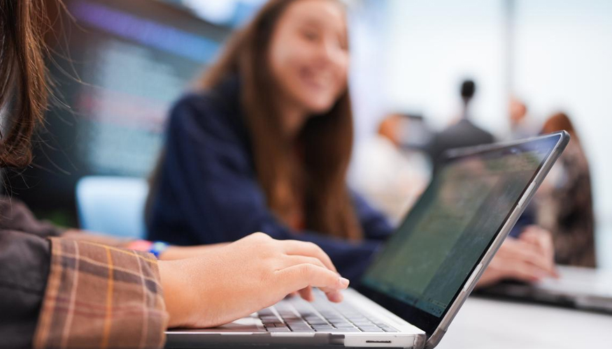 En el acceso a las acciones formativas tendr�n preferencia los ciudadanos en paro residentes en la regi�n e inscritos en las oficinas de empleo...