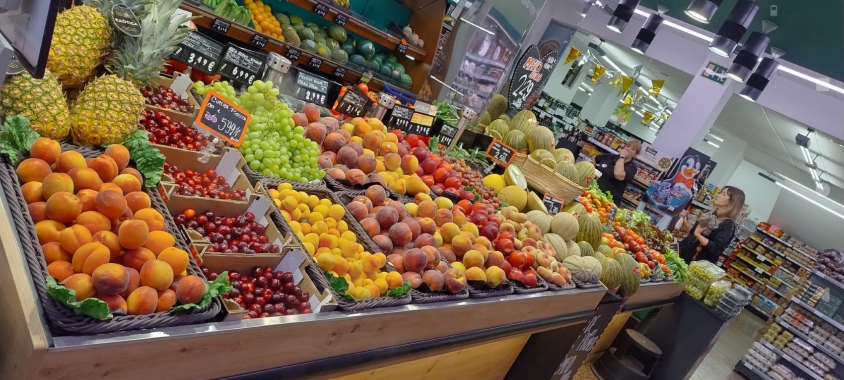 Imagen de un supermercado con multitud de frutas de verano a disposici�n de los consumidores