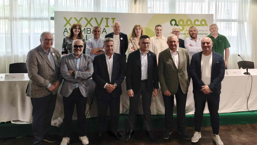 Nuevo Consejo Rector y autoridades asistentes a la Asamblea