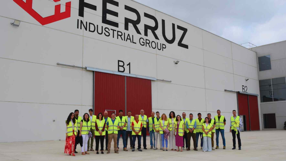 Representantes de las entidades miembro del cl�ster durante la visita a las instalaciones de Ferruz