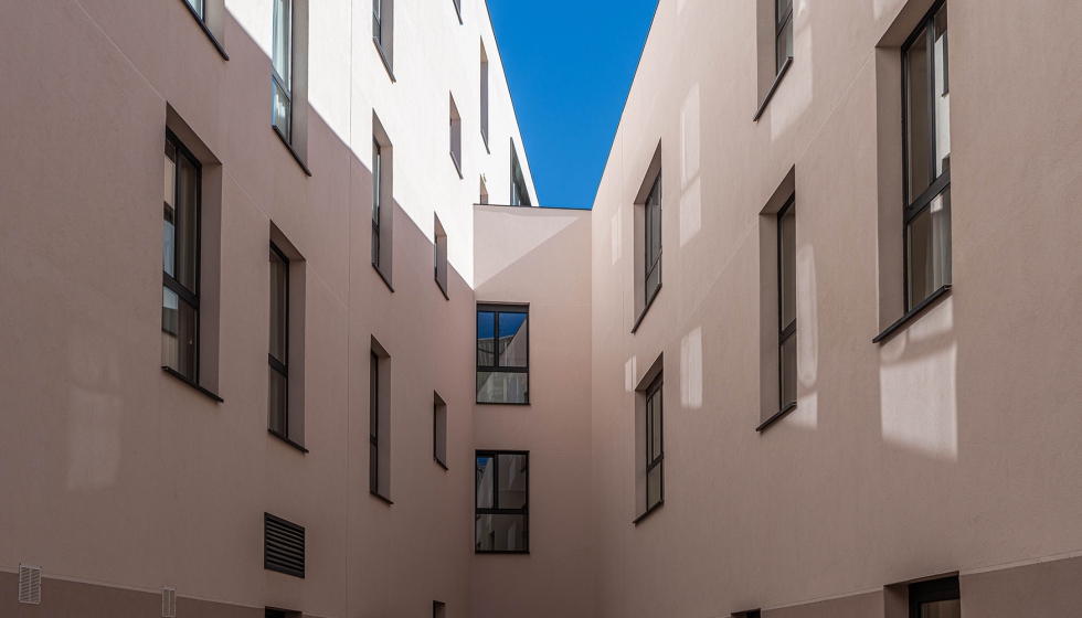 Detalle de la configuracin volumtrica del edificio que contribuye a la maximizar la luz natural y la ventilacin cruzada...