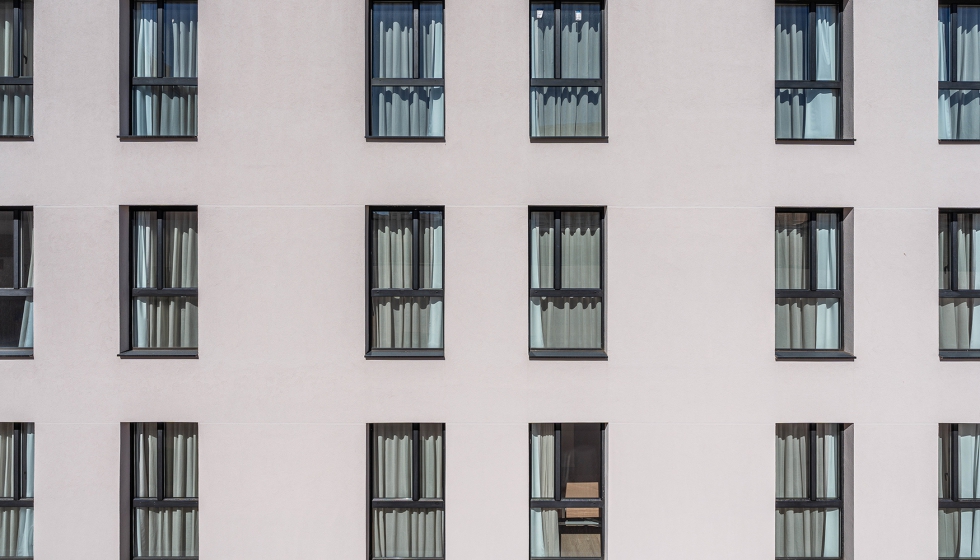 Las ventanas estn situadas a media altura, que garantiza vistas al exterior incluso en posicin sentada
