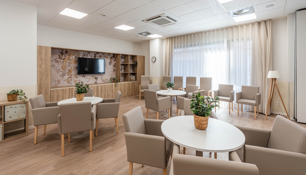 El interior de la residencia se ha concebido como unidades de hogar compartido fomentando la autonoma de sus usuarios y facilitando su...