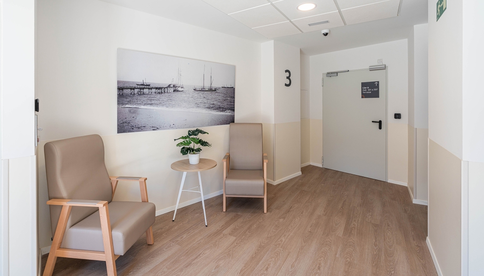 Los pavimentos empleados son vinlicos por su alta durabilidad y antideslizamiento, cuyo color aporta confort a las estancias...