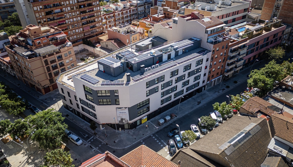 Vista area de la residencia para personas mayores Casa Badina de Badalona que se ubica en una parcela trapezoidal e incorpora estrategias de...