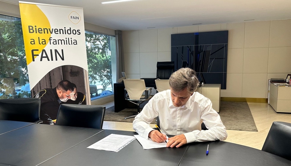 El CEO de Fain Ascensores, Nicol�s Mediavilla Cesteros, firma el documento de adquisici�n de TKE Ireland. Fotograf�a: Marta Pastrana...