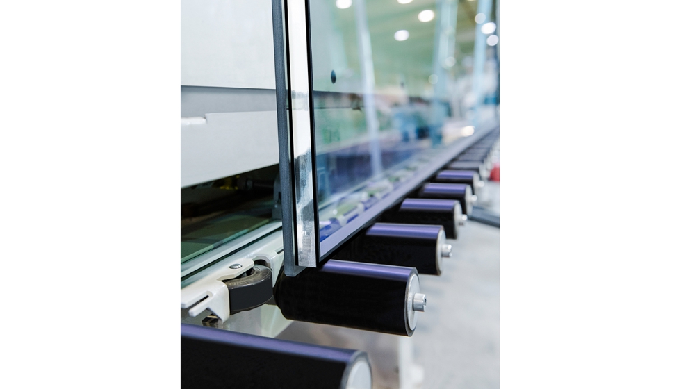 Las propiedades del sistema de espaciadores de borde c�lido Super Spacer le permiten que sea adecuado tanto para el procesamiento manual como para el...